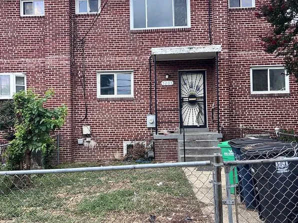 5203 Deal Dr, Oxon Hill, MD 20745