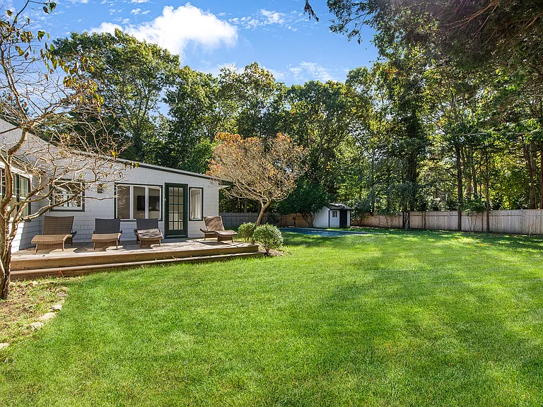 94 Pembroke Dr — Photo 33