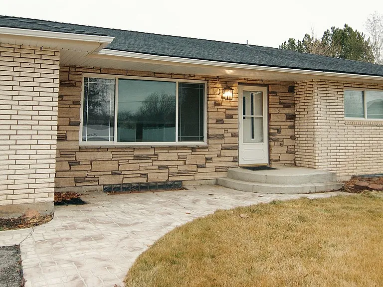 147 N 3900 E — Photo 2