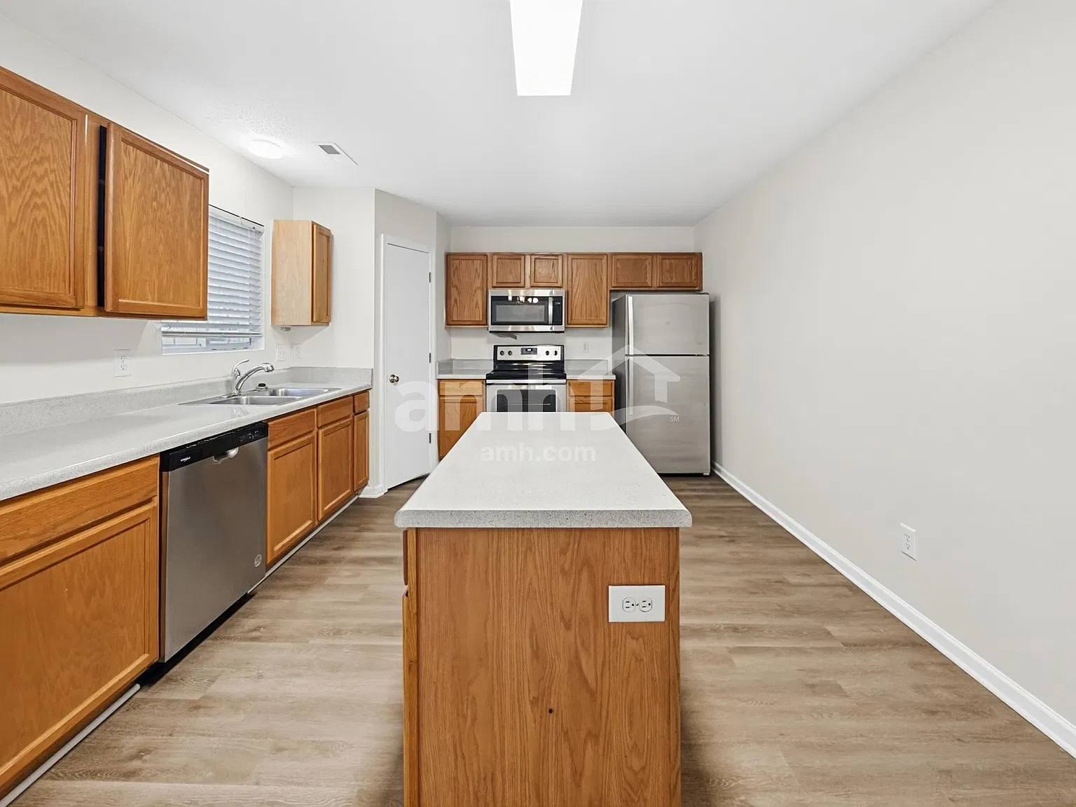 4 bed, 2.5 bath, 2349 sqft, $2,205 — Photo 3