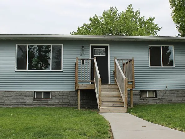 207 10th Ave NE, Mandan, ND 58554