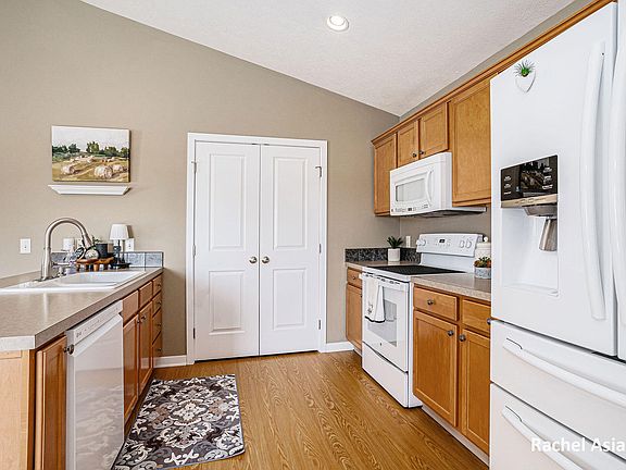 4th image of 6467 Edgestone Dr