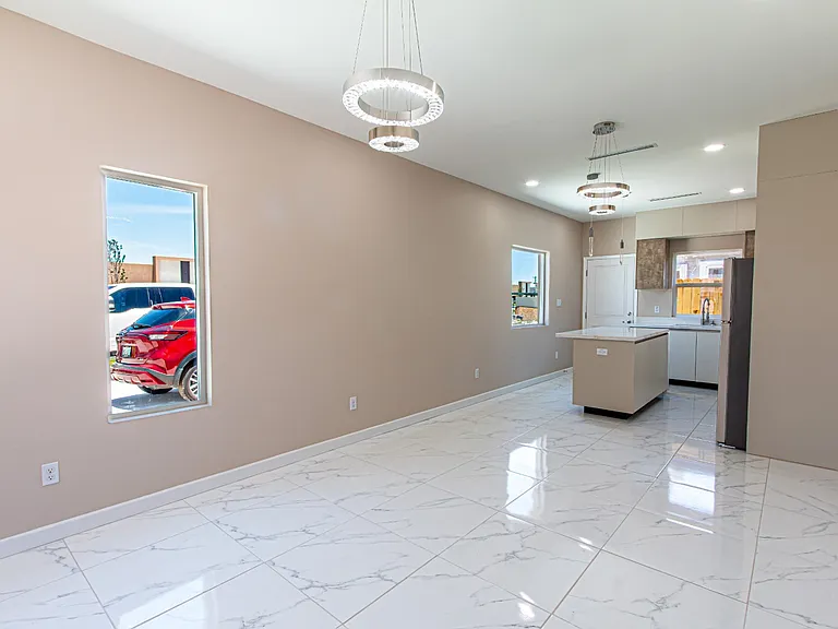 2704 W Bliss St — Photo 4