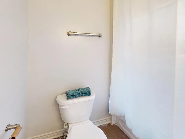 174 Bell St N — Photo 5