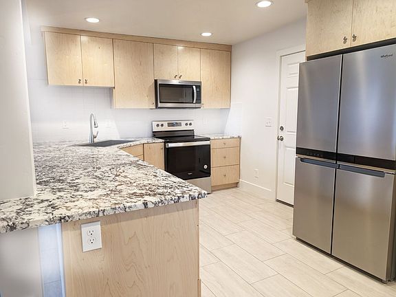 5th image of 463 E Elm St #469