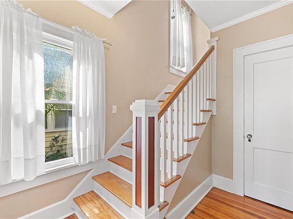 4th image of 110 20th Ave NE