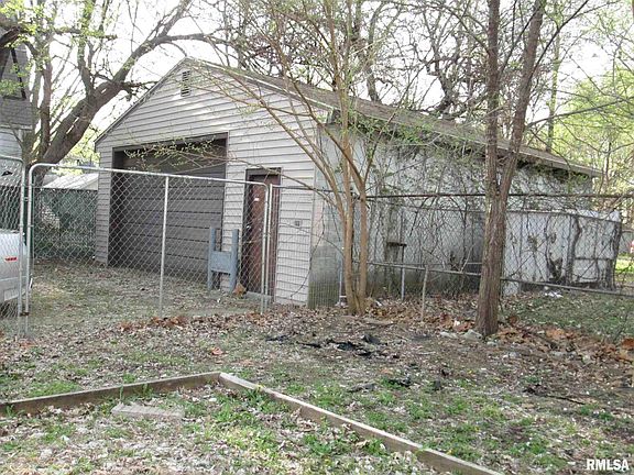 5th image of 2125 N Linn St #2127
