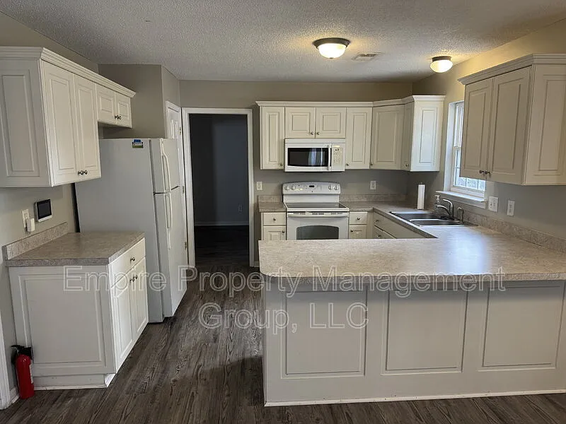 4 bed, 2.5 bath, 2300 sqft, $2,300 — Photo 3