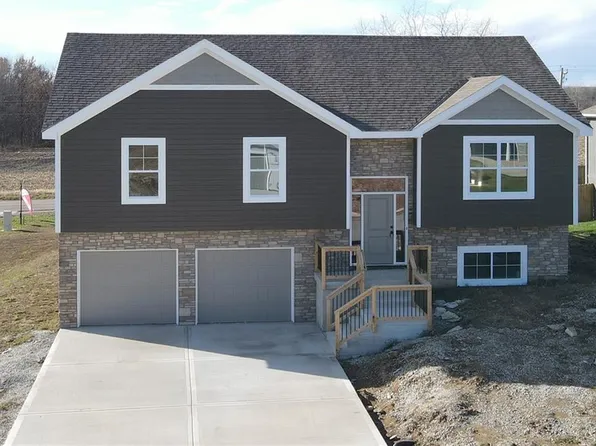 100 Troutman Cir, Dearborn, MO 64439