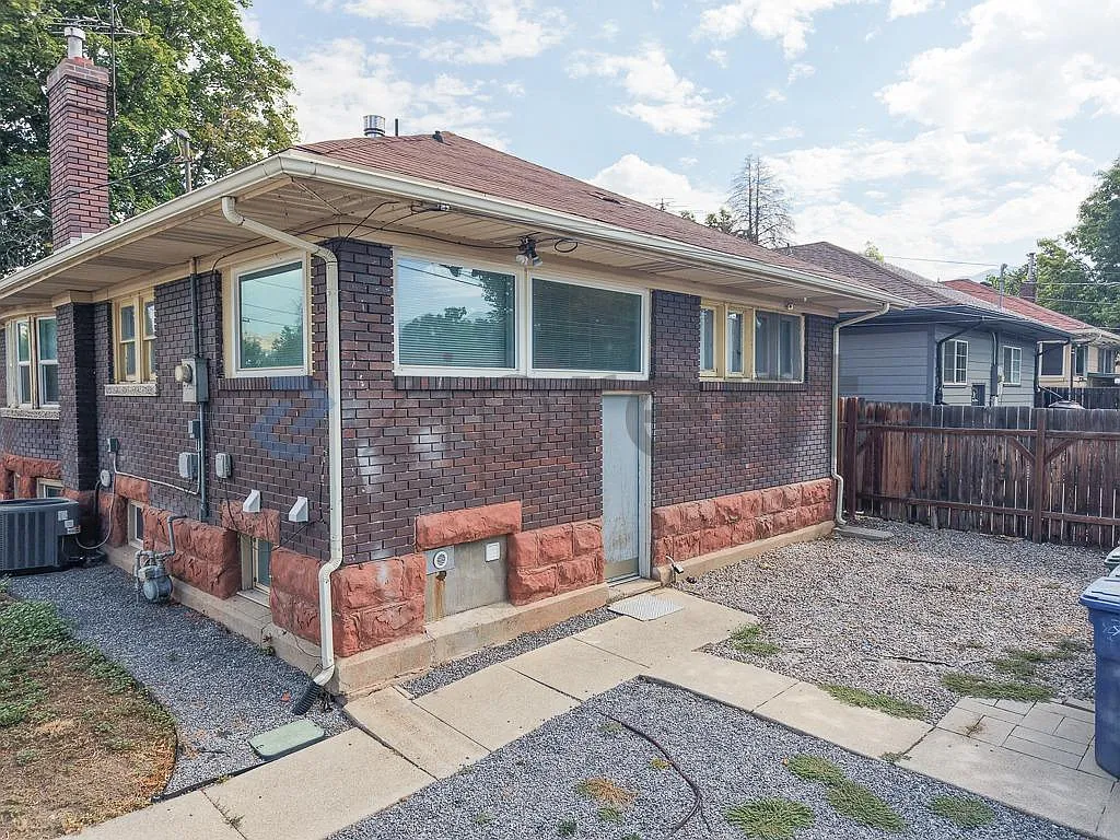 3 bed, 1300 sqft, $2,050 — Photo 3