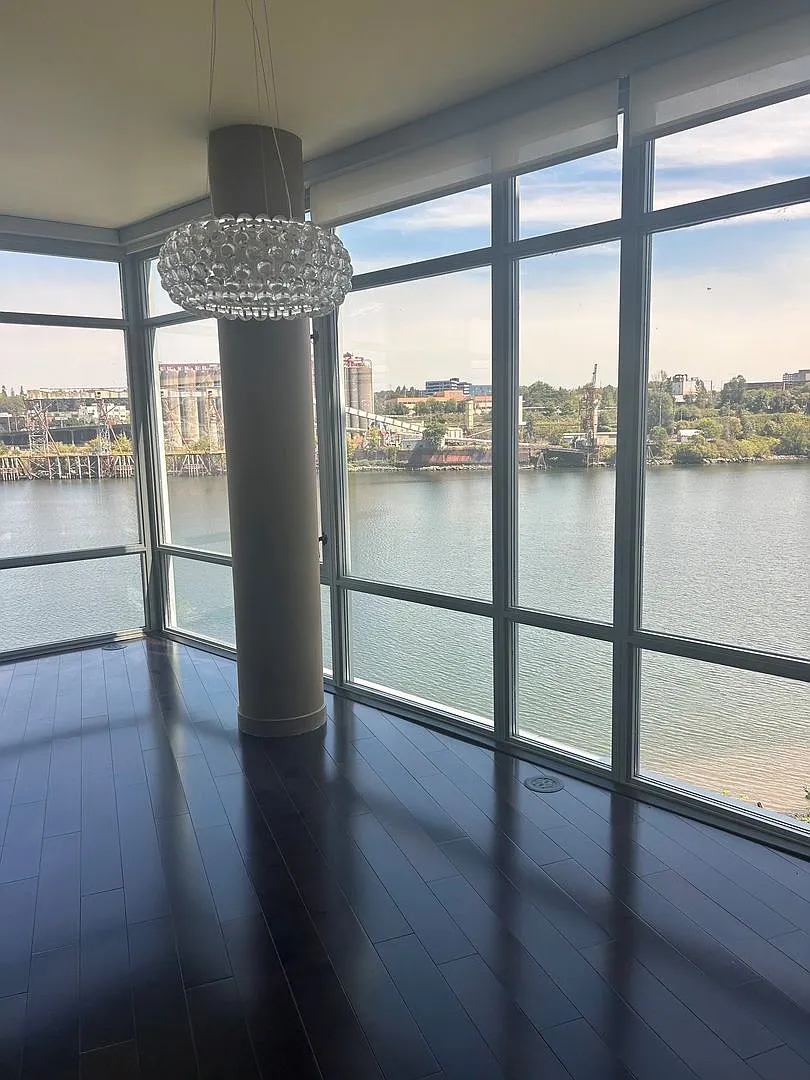 Waterfront Pearl Condo with Sweeping River & Bridge Views — Photo 4