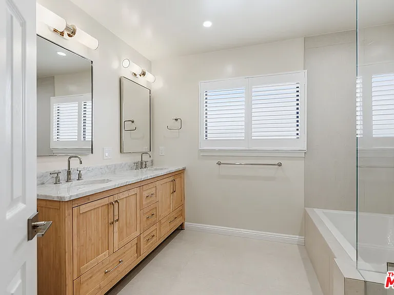 7424 W 81st St — Photo 12