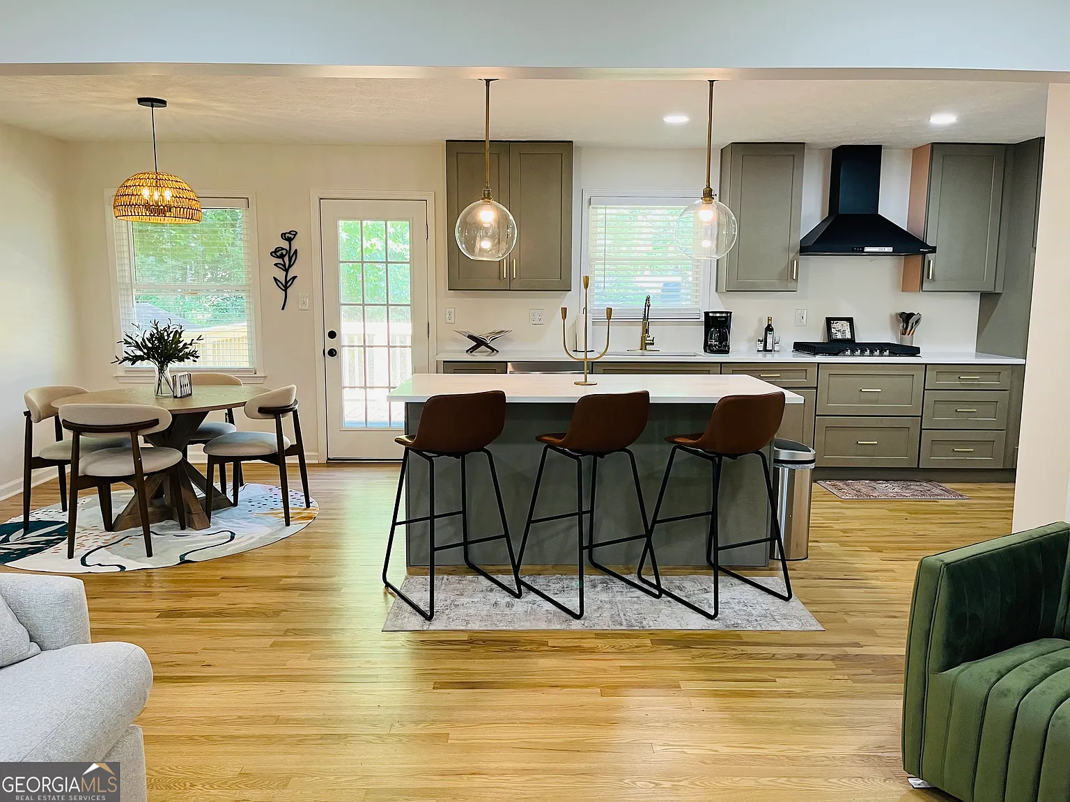 3 bed, 2.0 bath, 1477 sqft, $3,200 — Photo 3