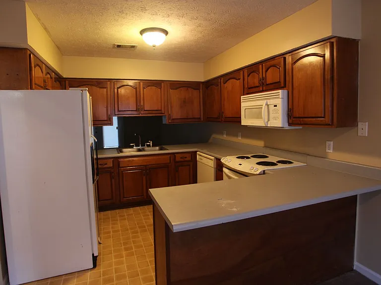 1393 Kurt Cir — Photo 2