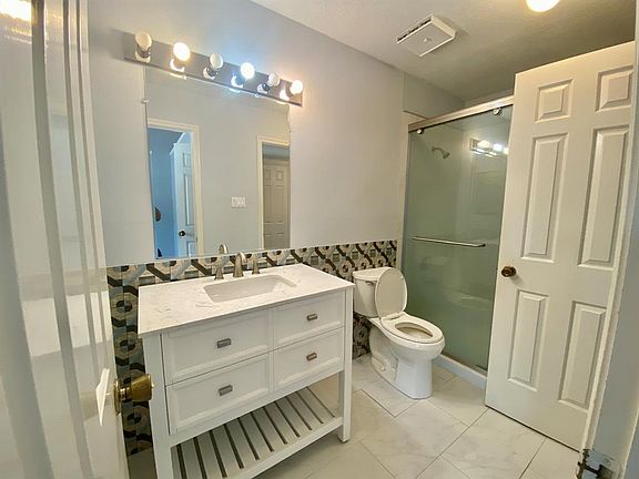 3rd image of 2323 Fairwind Dr APT 860