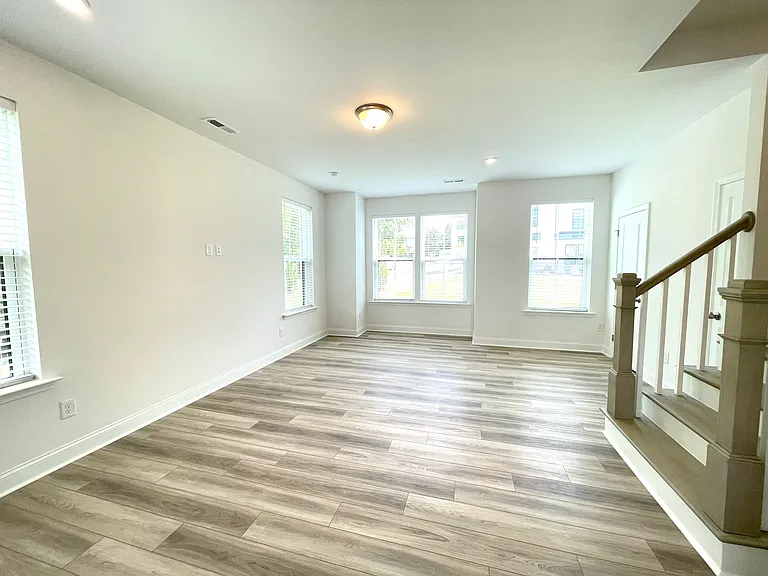 5005 Layman Dr — Photo 8