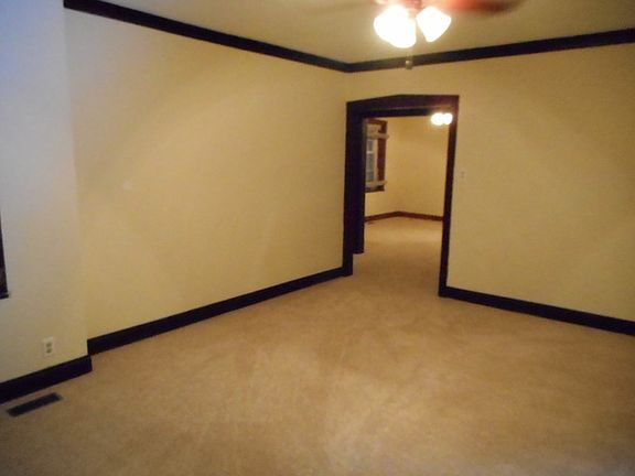 3rd image of 410 N Leclaire Ave