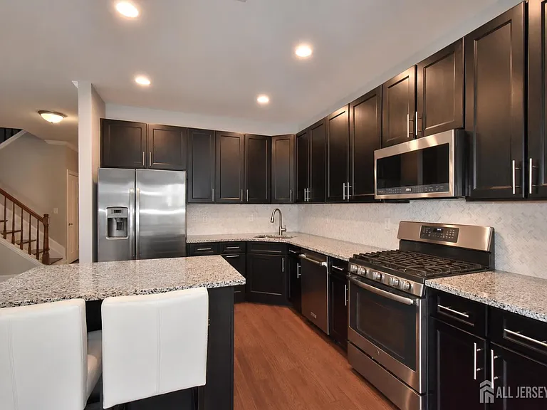 61 McCormick Ave S — Photo 9