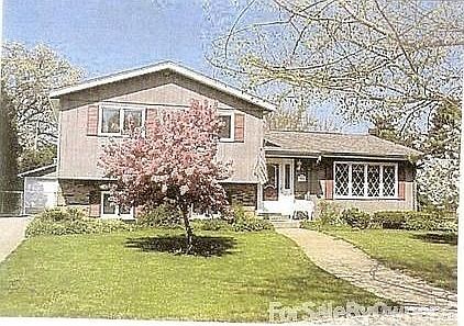 Beautiful tre-level, inground heated pool