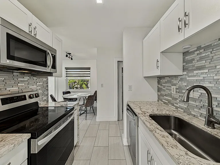 1004 NE 18th St #FRONT — Photo 9