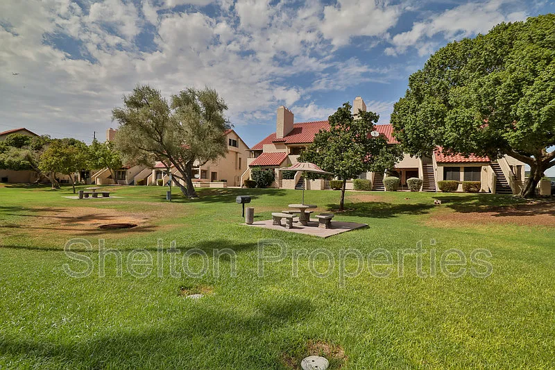 2 bed, 1.0 bath, 867 sqft, $1,395 — Photo 2