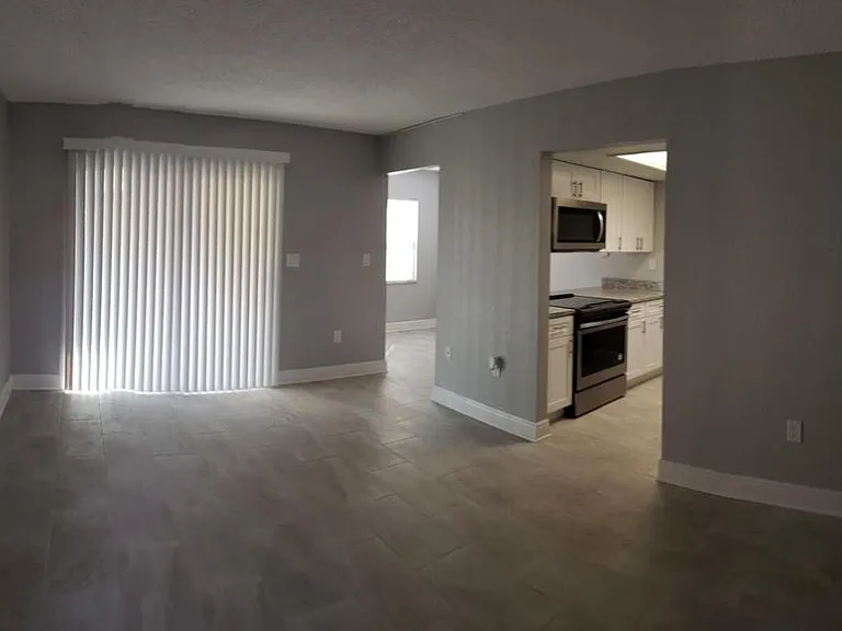 133 Bristol Ct — Photo 4