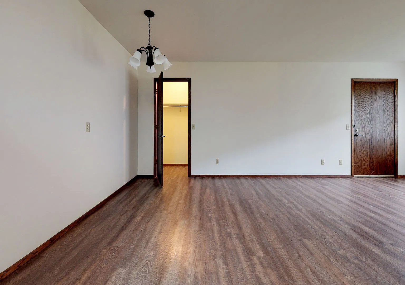 Richard Arms Apartments — Photo 2