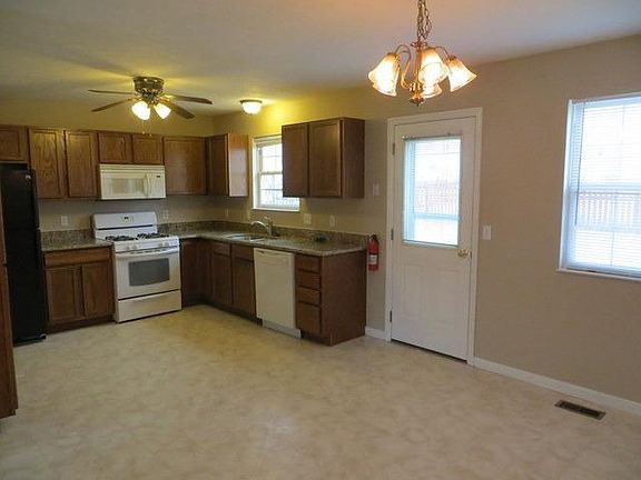 3rd image of 422 Meadow Springs Dr