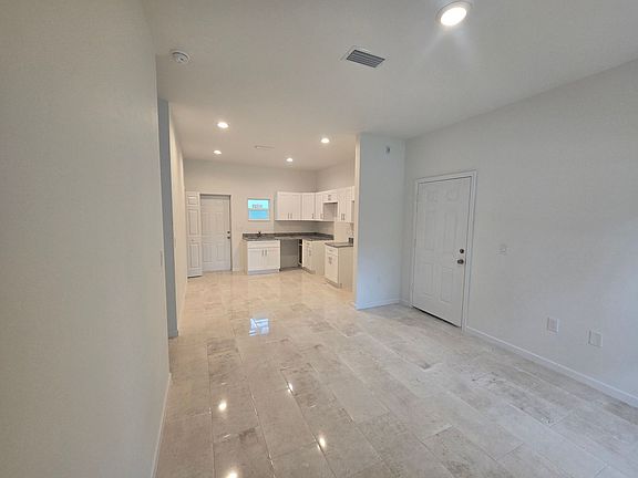 3rd image of 4203 1st St SW