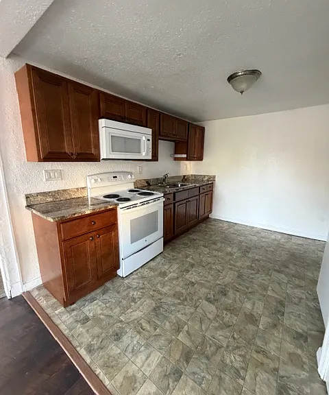 1917 1/2 Marjorie St W #2 — Photo 5