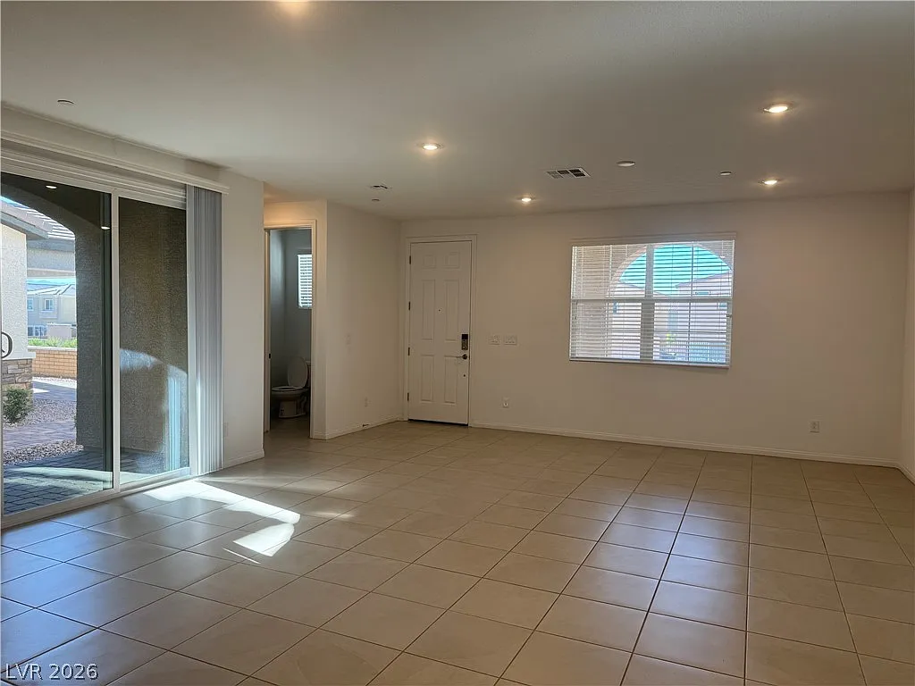 3 bed, 2.5 bath, 1598 sqft, $1,880 — Photo 3