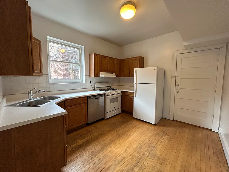 1216 W Addison St #2 — Photo 4