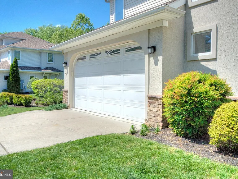 4 Regency Ct — Photo 4