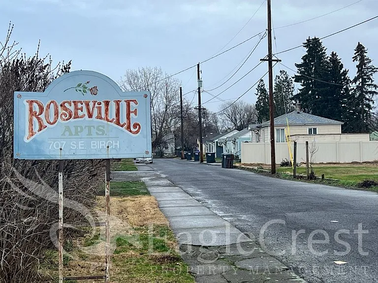 223 SE Roseville Ln — Photo 3
