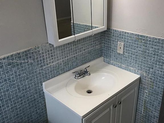 4th image of 15940 NE 19th Ct APT 4