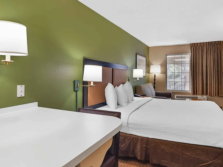 Deluxe Studio - 1 King Bed