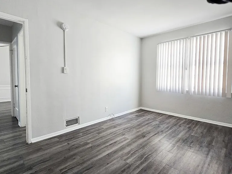 605 Kelton Ave — Photo 10