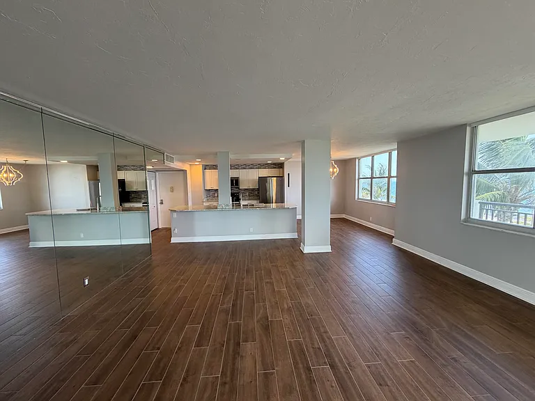 1147 Hillsboro Mile #214 — Photo 7