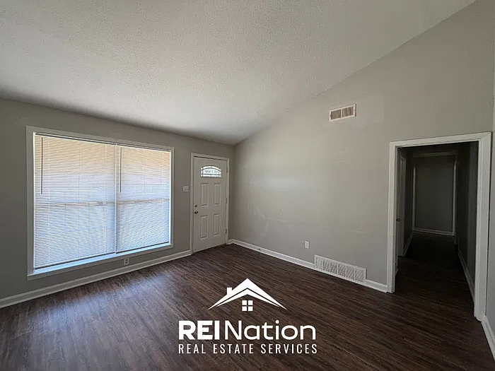 3 bed, 2.0 bath, 1309 sqft, $1,375 — Photo 2