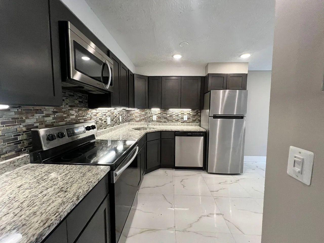 3 bed, 1.5 bath, 1200 sqft, $2,200 — Photo 1