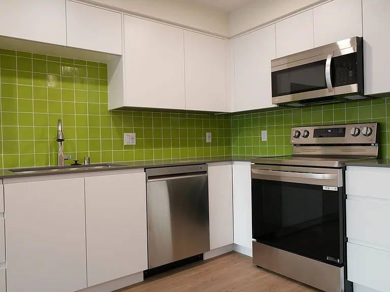 Brand New Luxury Homes! W/D, Balcony & Parking! — Photo 29