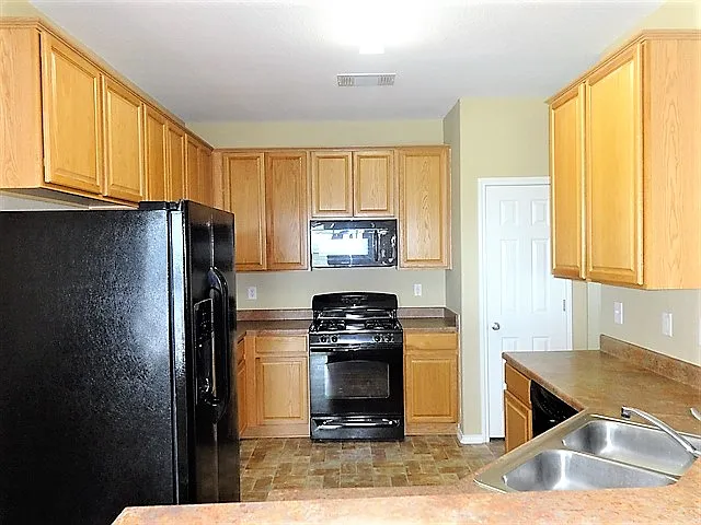3 bed, 2.0 bath, 1835 sqft, $1,780 — Photo 2