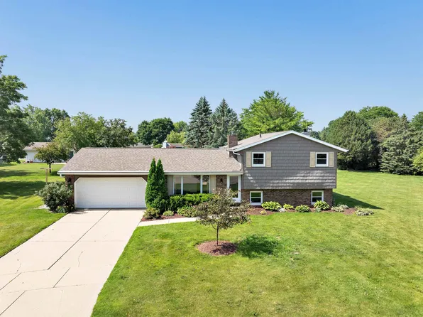 1899 S Beaver Trail Dr, Green Bay, WI 54303