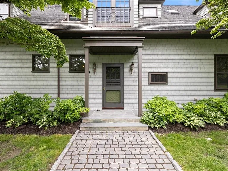 33 Beacon Hill Rd — Photo 1