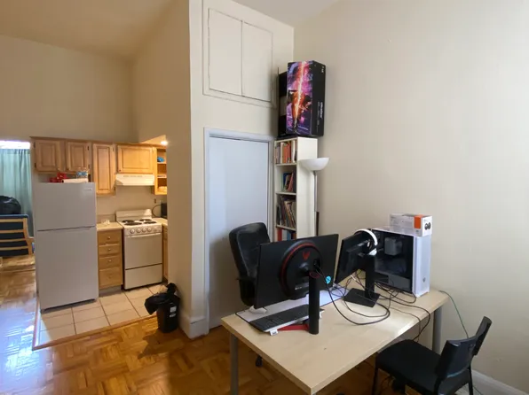 250 S 21st St #1F, Philadelphia, PA 19103