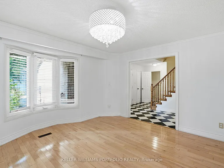 73 Jessica Gdns — Photo 7