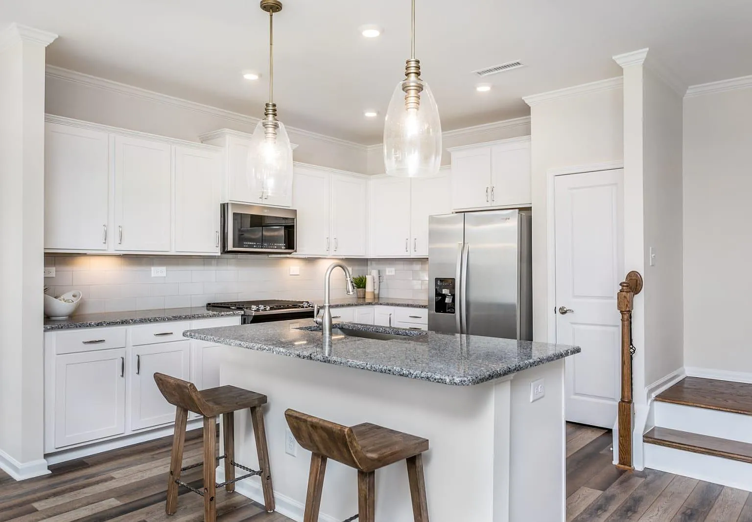 718 Colby Ln — Photo 3