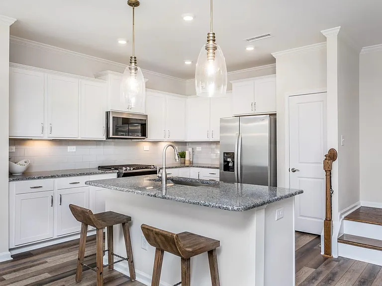 319 Villanova Dr — Photo 4