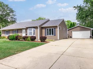 2 E Briarwood Dr, Streamwood, IL 60107