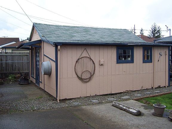 Shop or commercial opportunity in the back.